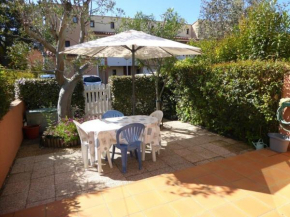 Studio Cabine avec Terrasse Ombragée, Proche Plage et Port, Parking Privé - FR-1-723-83